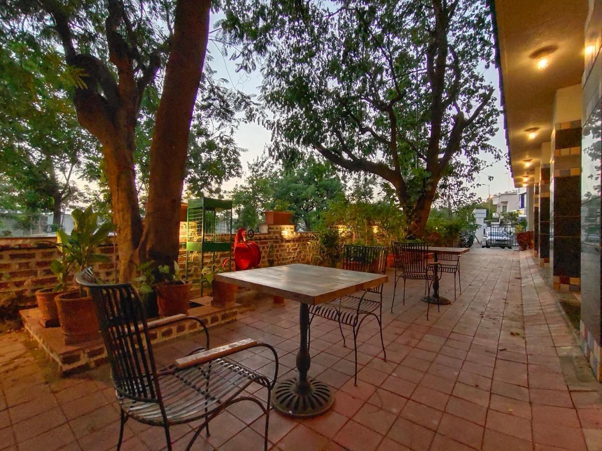 سورات Bougainvilla Apartment المظهر الخارجي الصورة